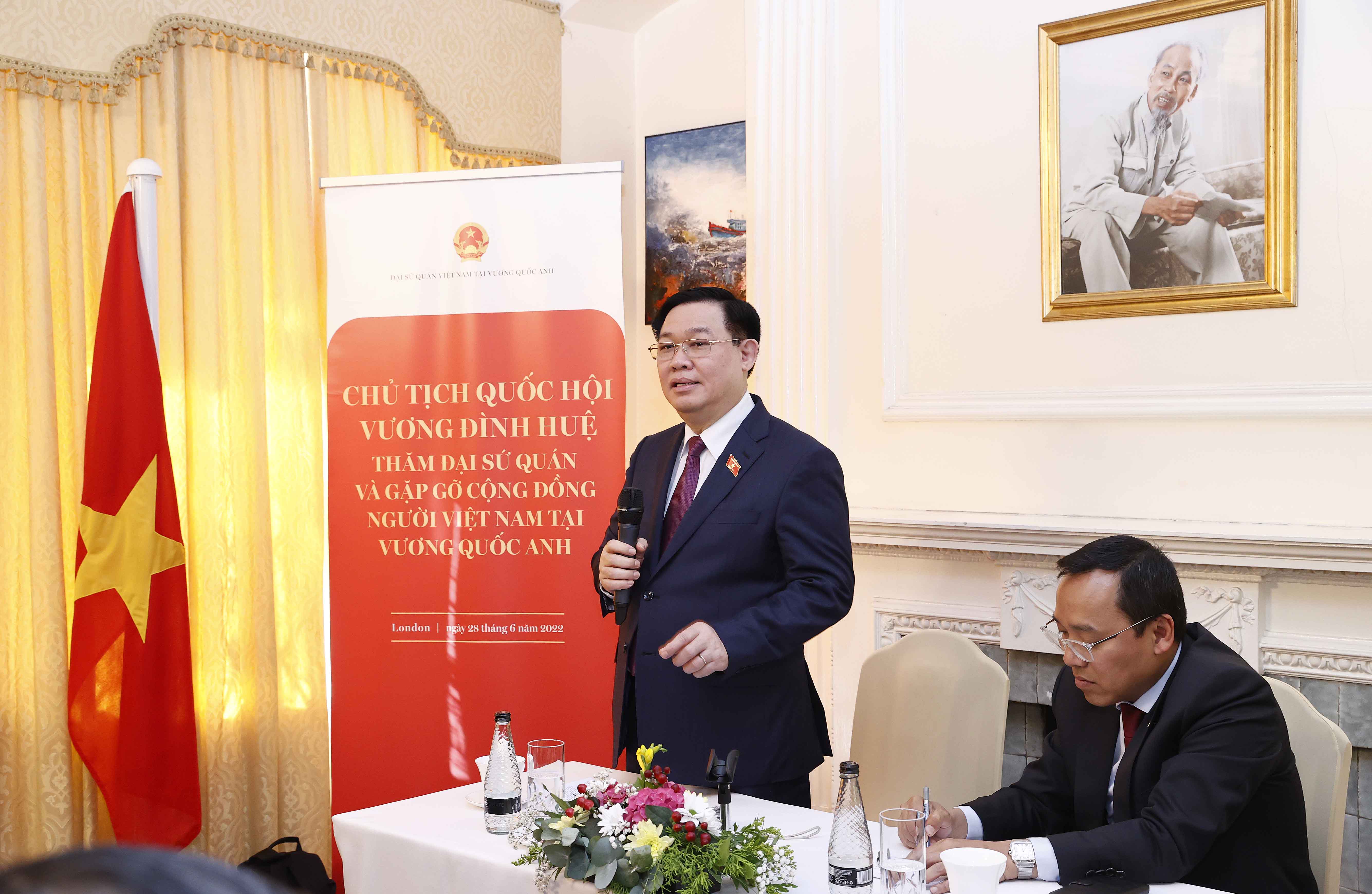 Chủ tịch Quốc hội Vương Đình Huệ thăm Đại sứ quán và gặp gỡ cộng đồng người Việt Nam tại Vương quốc Anh